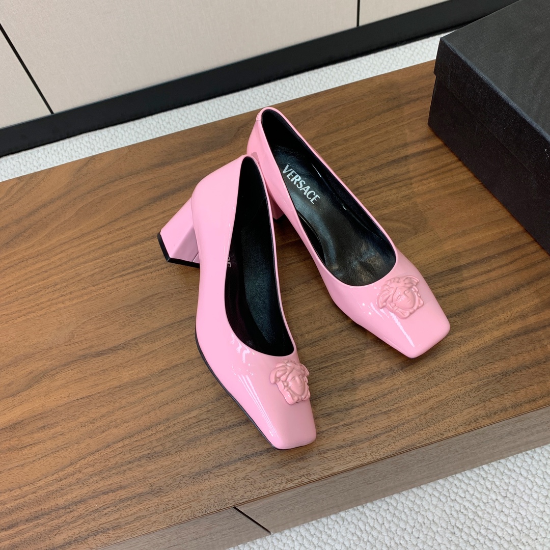 【versace】粗跟单鞋。很浓郁的意式风格。鞋面漆皮，羊皮内里及垫脚。真皮大底。
码数：36-41（4