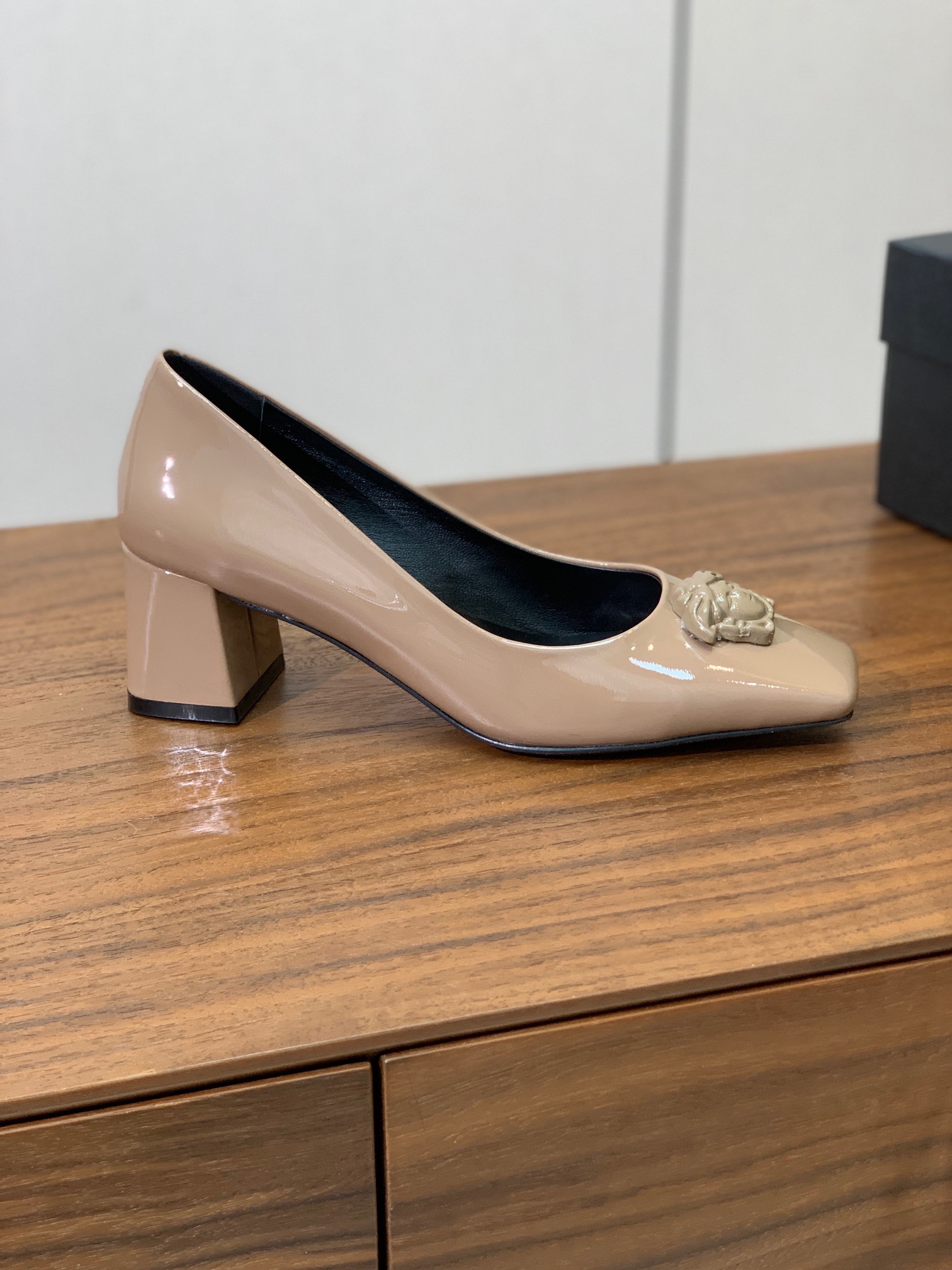 【versace】粗跟单鞋。很浓郁的意式风格。鞋面漆皮，羊皮内里及垫脚。真皮大底。
码数：36-41（4