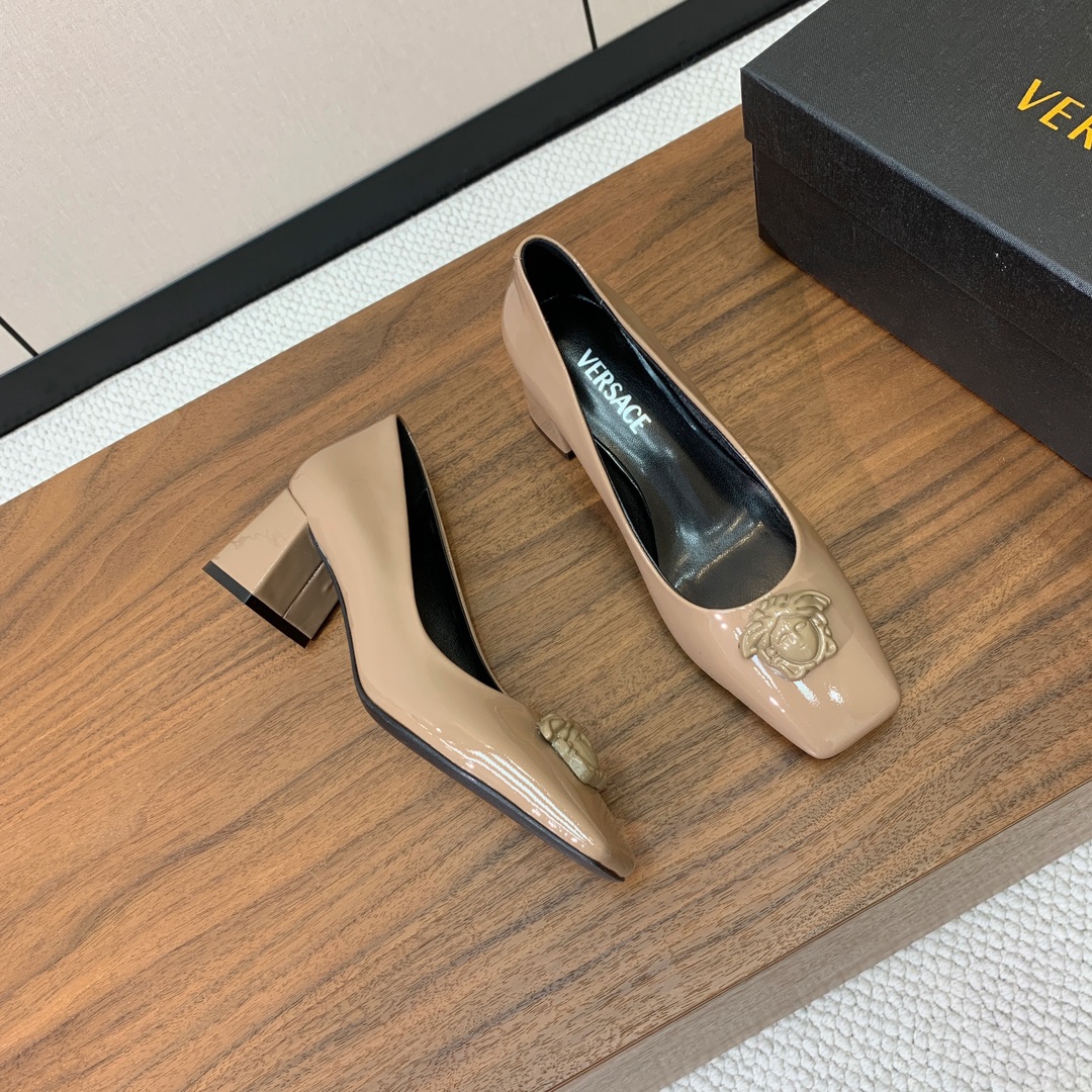 【versace】粗跟单鞋。很浓郁的意式风格。鞋面漆皮，羊皮内里及垫脚。真皮大底。
码数：36-41（4