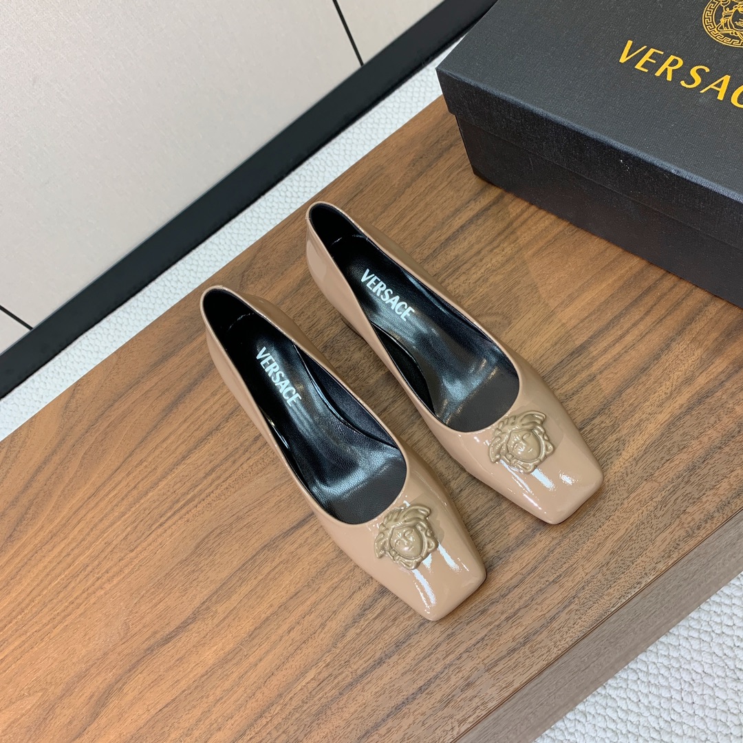 【versace】粗跟单鞋。很浓郁的意式风格。鞋面漆皮，羊皮内里及垫脚。真皮大底。
码数：36-41（4