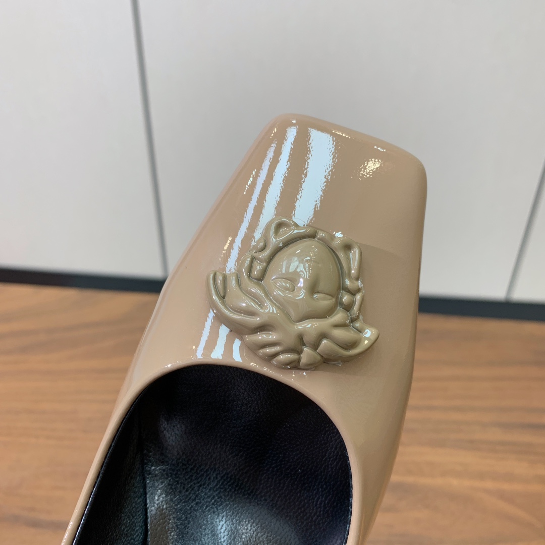【versace】粗跟单鞋。很浓郁的意式风格。鞋面漆皮，羊皮内里及垫脚。真皮大底。
码数：36-41（4