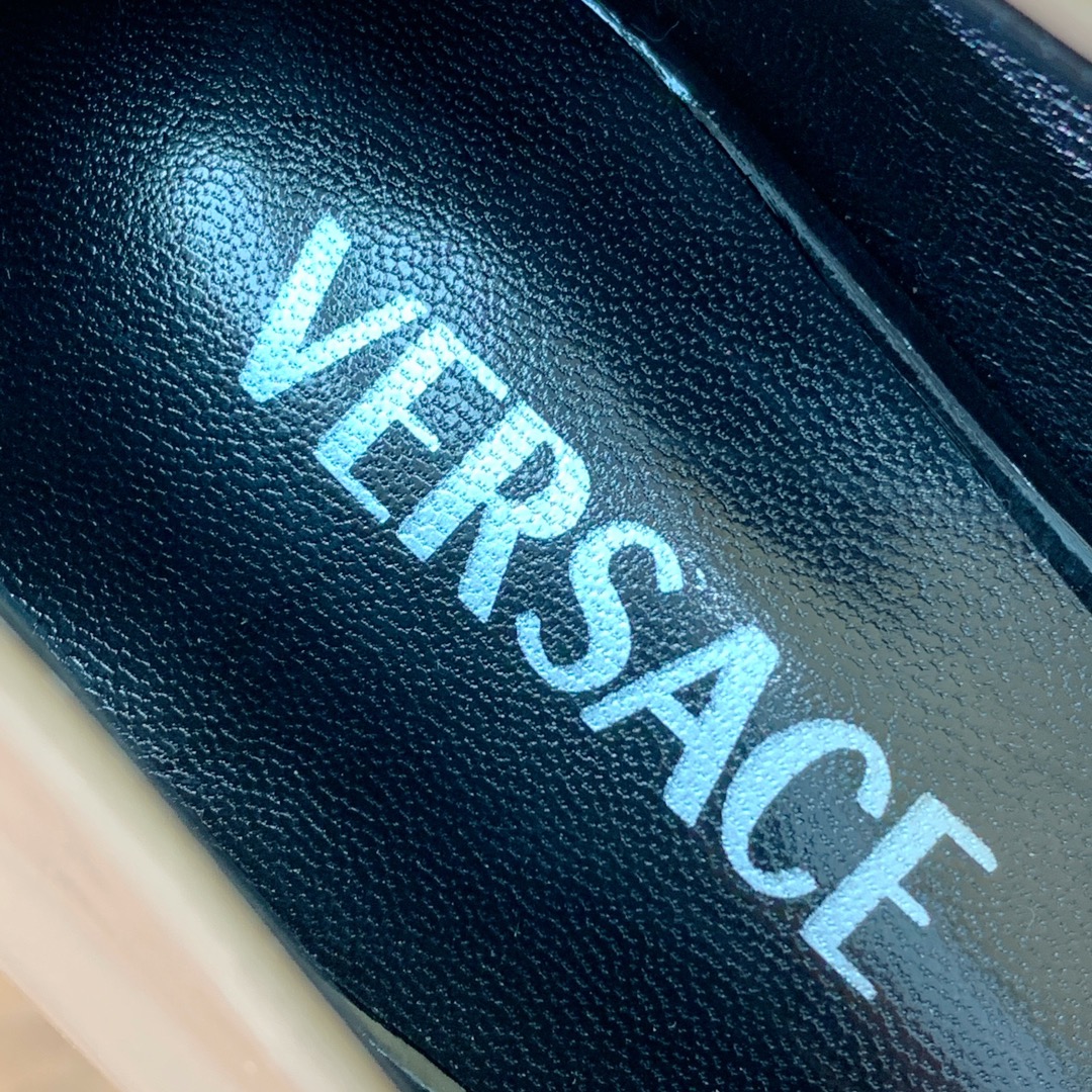 【versace】粗跟单鞋。很浓郁的意式风格。鞋面漆皮，羊皮内里及垫脚。真皮大底。
码数：36-41（4