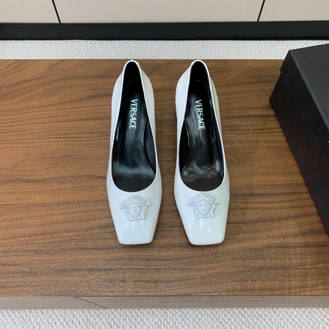 【versace】粗跟单鞋。很浓郁的意式风格。鞋面漆皮，羊皮内里及垫脚。真皮大底。
码数：36-41（4