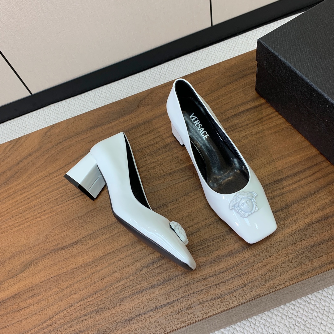 【versace】粗跟单鞋。很浓郁的意式风格。鞋面漆皮，羊皮内里及垫脚。真皮大底。
码数：36-41（4