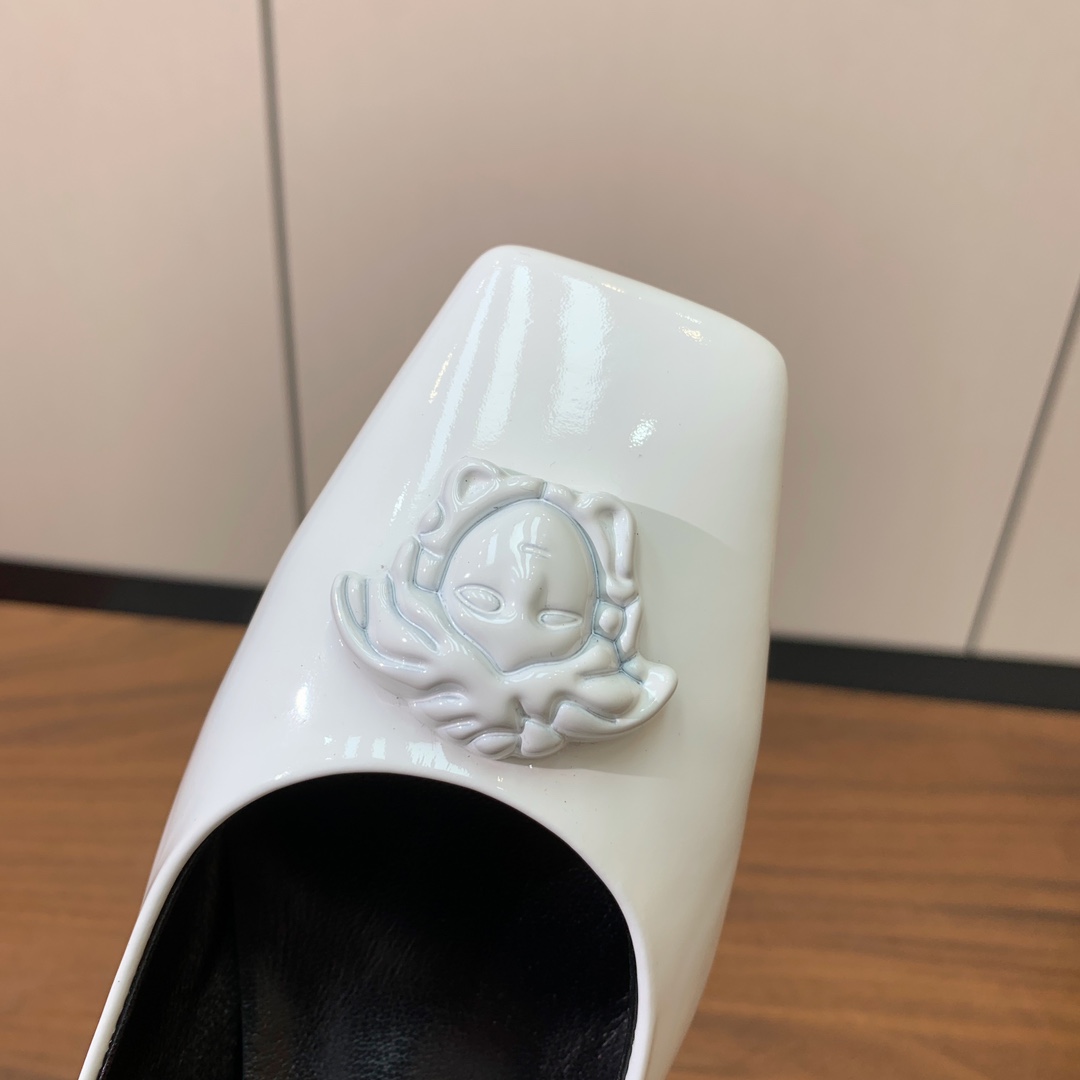 【versace】粗跟单鞋。很浓郁的意式风格。鞋面漆皮，羊皮内里及垫脚。真皮大底。
码数：36-41（4