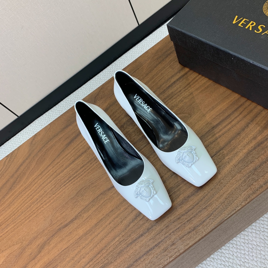 【versace】粗跟单鞋。很浓郁的意式风格。鞋面漆皮，羊皮内里及垫脚。真皮大底。
码数：36-41（4