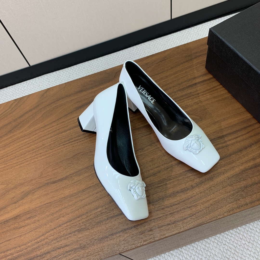 【versace】粗跟单鞋。很浓郁的意式风格。鞋面漆皮，羊皮内里及垫脚。真皮大底。
码数：36-41（4
