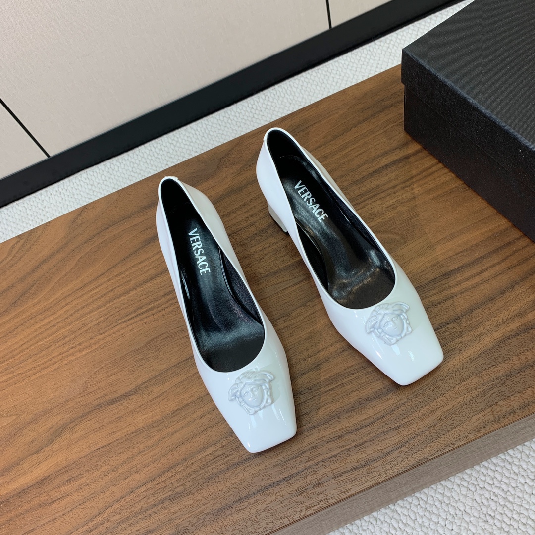 【versace】粗跟单鞋。很浓郁的意式风格。鞋面漆皮，羊皮内里及垫脚。真皮大底。
码数：36-41（4