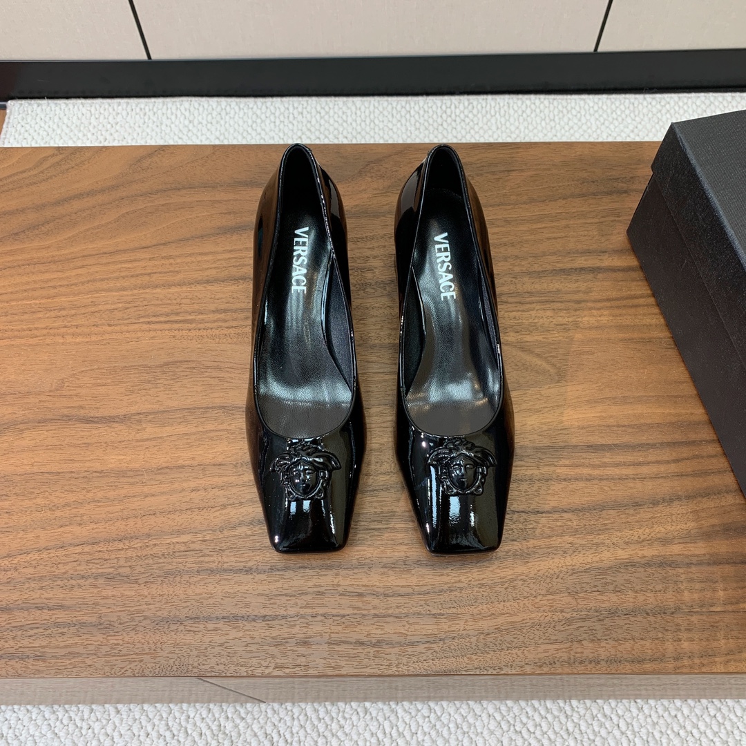【versace】粗跟单鞋。很浓郁的意式风格。鞋面漆皮，羊皮内里及垫脚。真皮大底。
码数：36-41（4