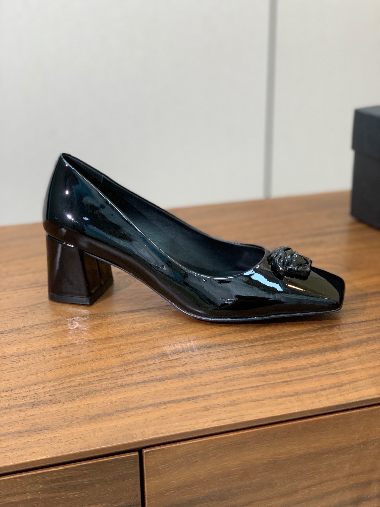 【versace】粗跟单鞋。很浓郁的意式风格。鞋面漆皮，羊皮内里及垫脚。真皮大底。
码数：36-41（4