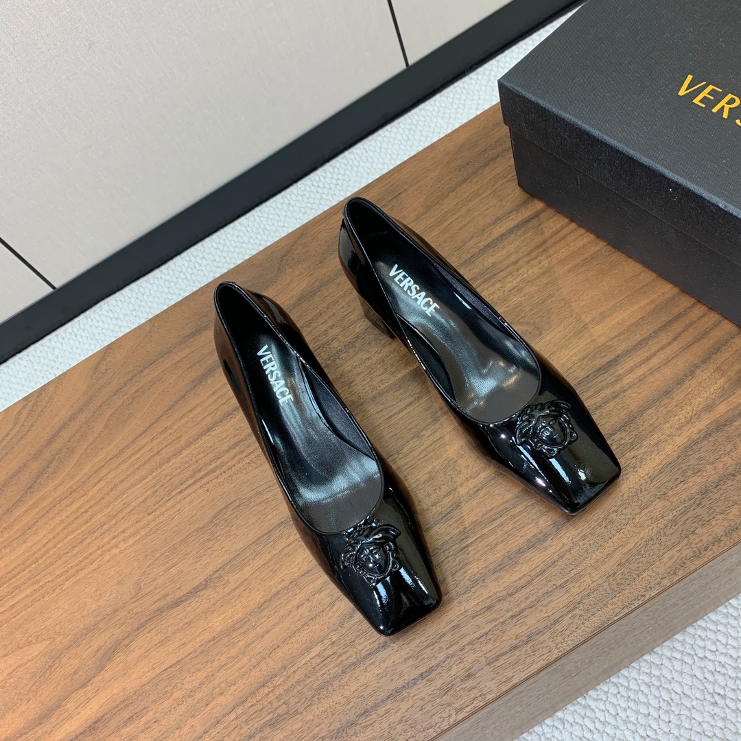 【versace】粗跟单鞋。很浓郁的意式风格。鞋面漆皮，羊皮内里及垫脚。真皮大底。
码数：36-41（4