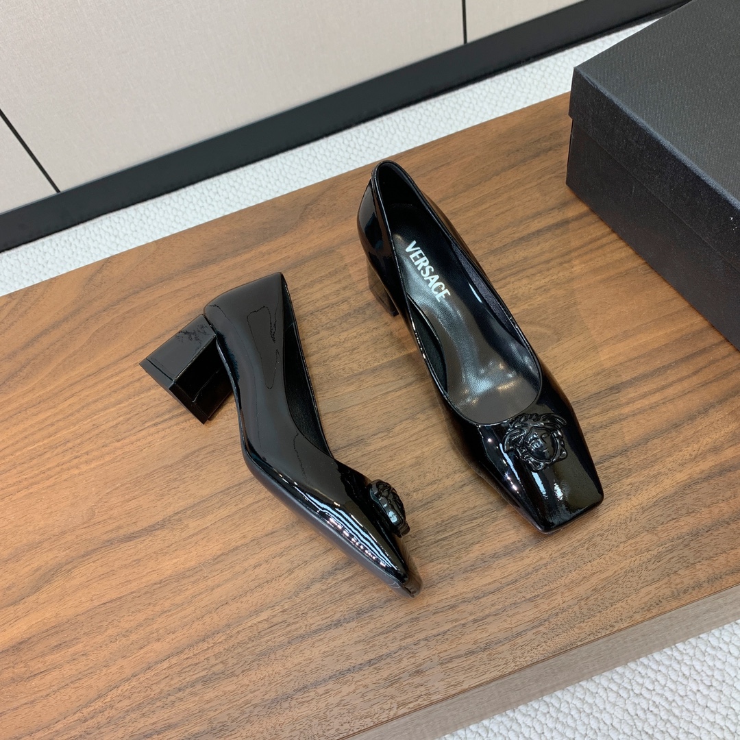 【versace】粗跟单鞋。很浓郁的意式风格。鞋面漆皮，羊皮内里及垫脚。真皮大底。
码数：36-41（4