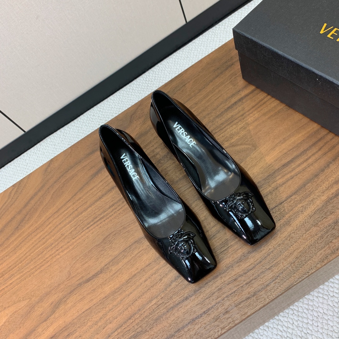 【versace】粗跟单鞋。很浓郁的意式风格。鞋面漆皮，羊皮内里及垫脚。真皮大底。
码数：36-41（4