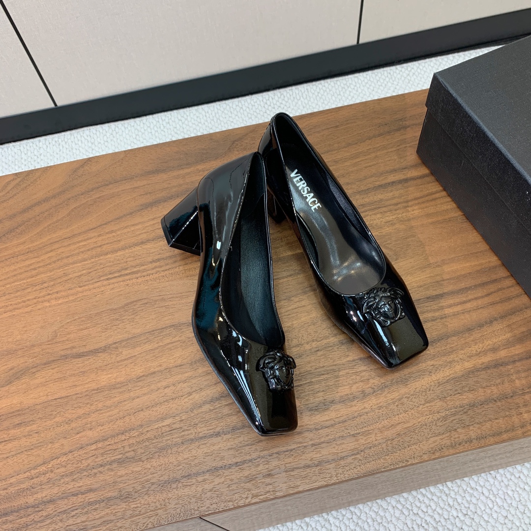 【versace】粗跟单鞋。很浓郁的意式风格。鞋面漆皮，羊皮内里及垫脚。真皮大底。
码数：36-41（4