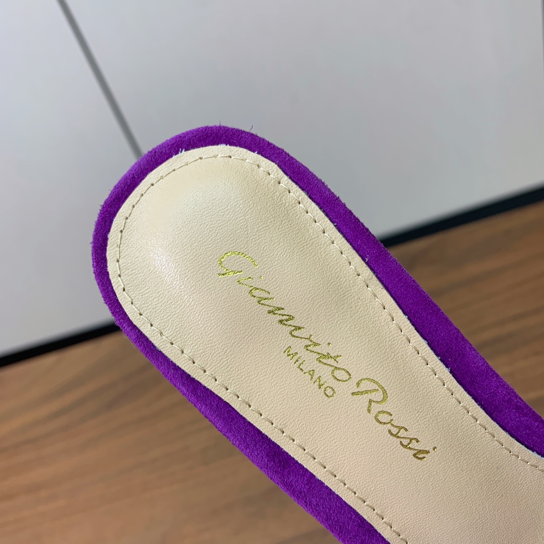 【Gianvit* Ross*】蝴蝶高跟拖鞋。若隐若现的性感、真是绝绝子！鞋面采用羊京配网纱。羊皮垫脚，