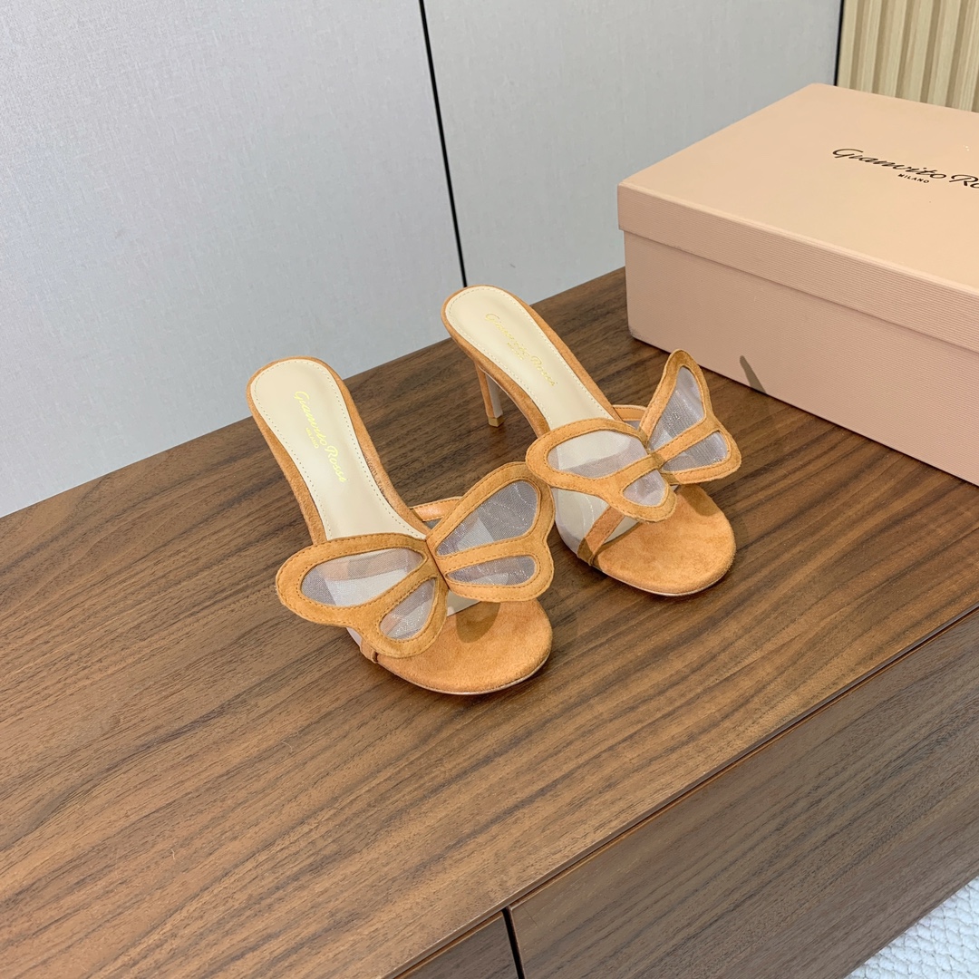 【Gianvit* Ross*】蝴蝶高跟拖鞋。若隐若现的性感、真是绝绝子！鞋面采用羊京配网纱。羊皮垫脚，