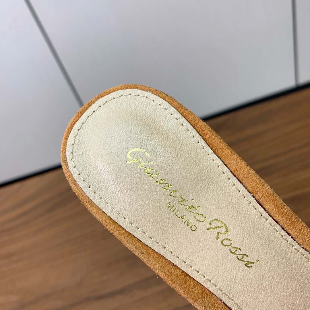 【Gianvit* Ross*】蝴蝶高跟拖鞋。若隐若现的性感、真是绝绝子！鞋面采用羊京配网纱。羊皮垫脚，