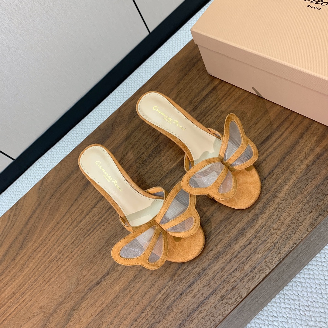 【Gianvit* Ross*】蝴蝶高跟拖鞋。若隐若现的性感、真是绝绝子！鞋面采用羊京配网纱。羊皮垫脚，