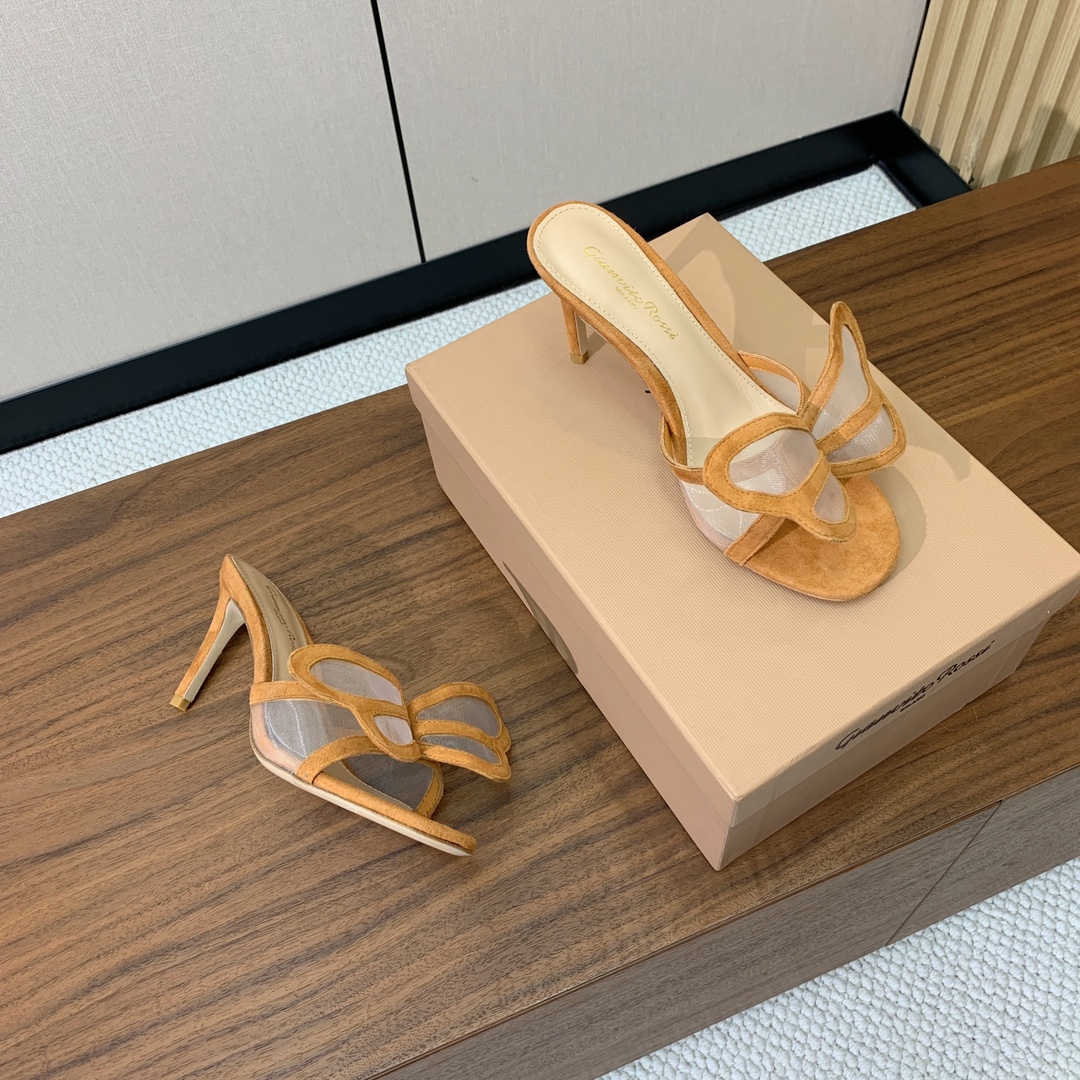 【Gianvit* Ross*】蝴蝶高跟拖鞋。若隐若现的性感、真是绝绝子！鞋面采用羊京配网纱。羊皮垫脚，