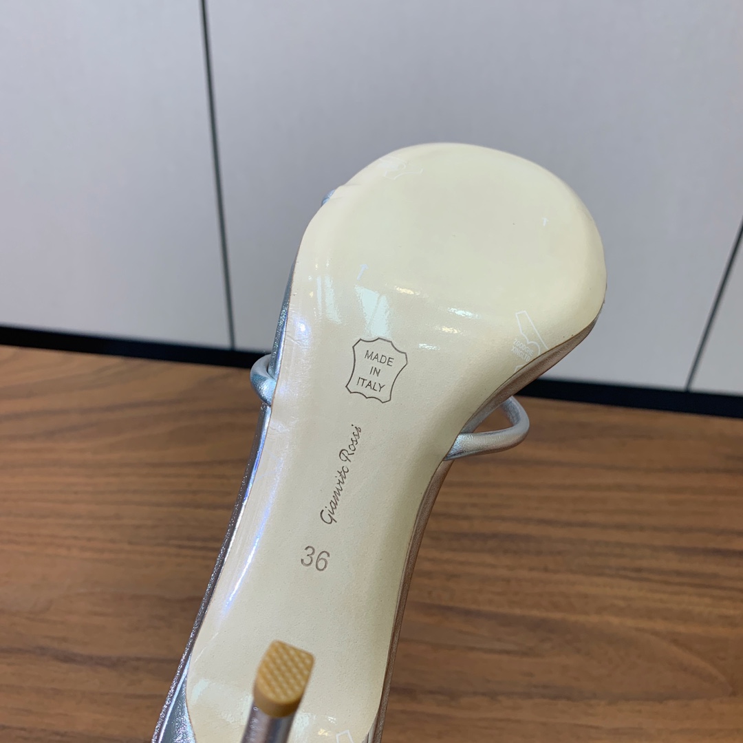 【Gianvit* Ross*】简约拖鞋。娇气又不失气质优雅的一款单品。女人味十足，让您在舒适中彰显时尚