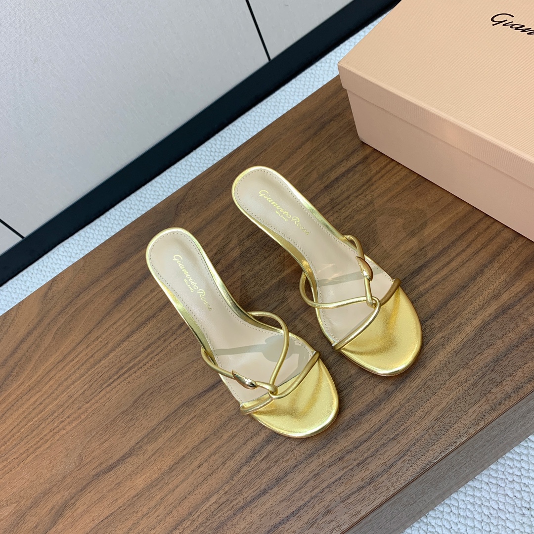 【Gianvit* Ross*】简约拖鞋。娇气又不失气质优雅的一款单品。女人味十足，让您在舒适中彰显时尚