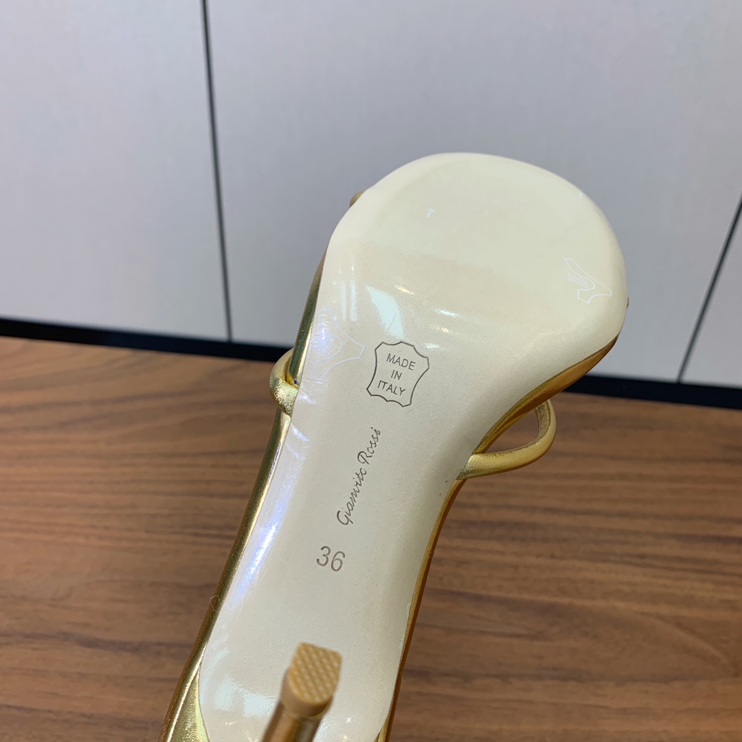 【Gianvit* Ross*】简约拖鞋。娇气又不失气质优雅的一款单品。女人味十足，让您在舒适中彰显时尚
