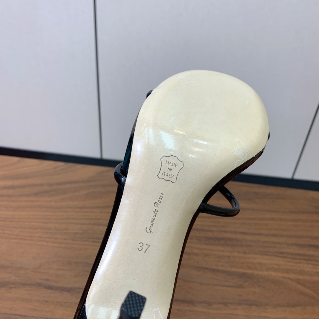 【Gianvit* Ross*】简约拖鞋。娇气又不失气质优雅的一款单品。女人味十足，让您在舒适中彰显时尚