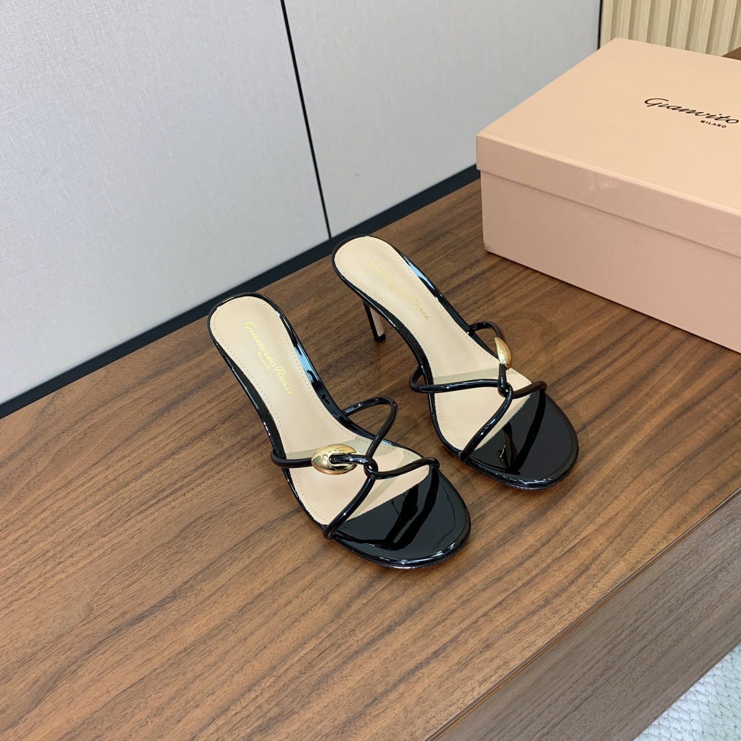 【Gianvit* Ross*】简约拖鞋。娇气又不失气质优雅的一款单品。女人味十足，让您在舒适中彰显时尚