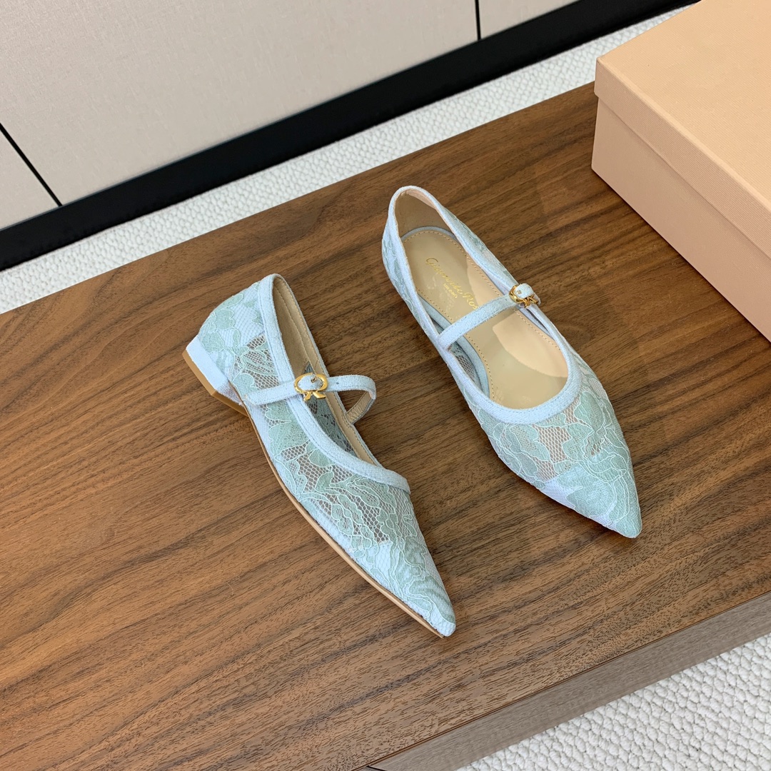 【Gianvit* Ross*】蕾丝平底单鞋。本季蕾丝搭配高跟也太美了吧。若隐若现的性感、真是绝绝子！鞋