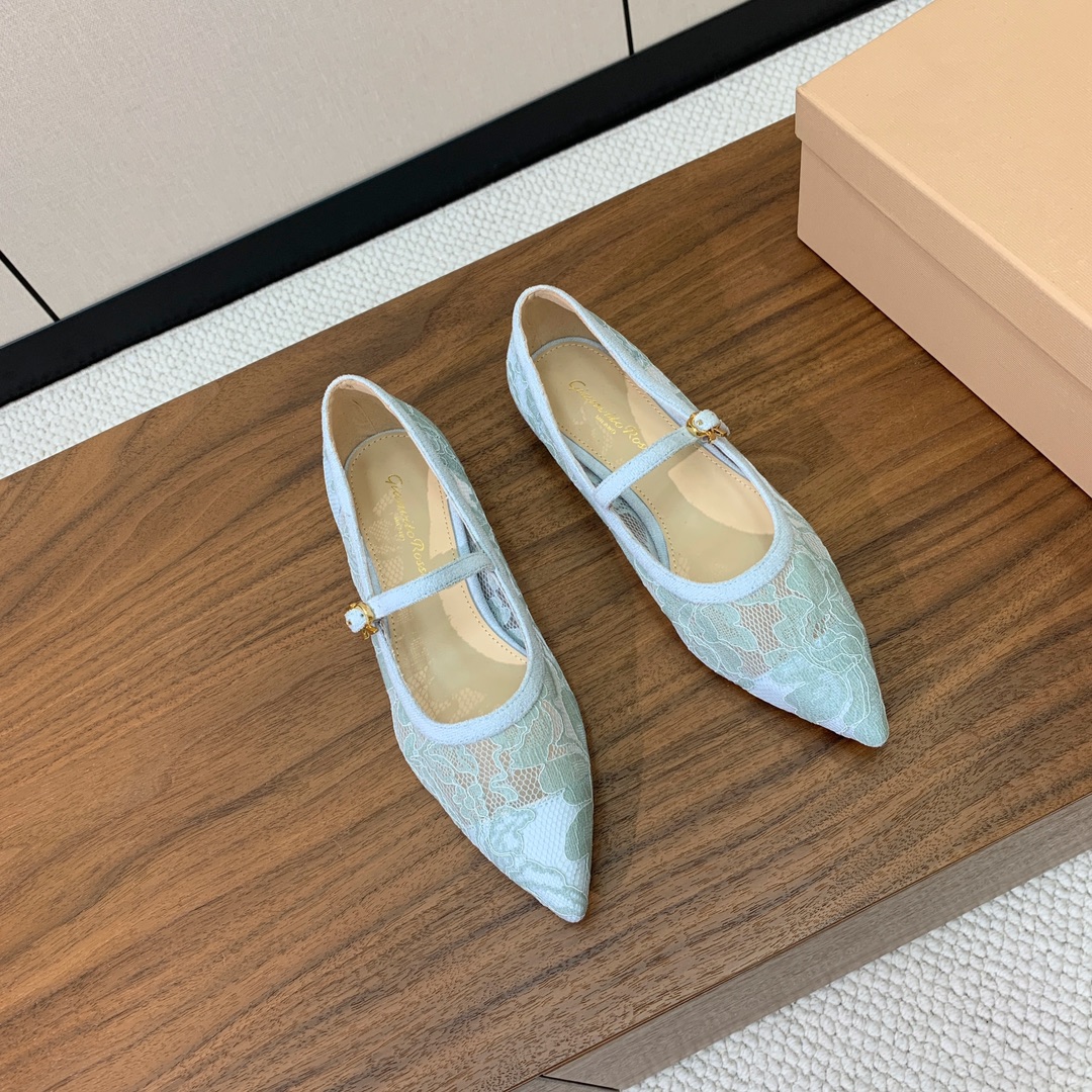 【Gianvit* Ross*】蕾丝平底单鞋。本季蕾丝搭配高跟也太美了吧。若隐若现的性感、真是绝绝子！鞋