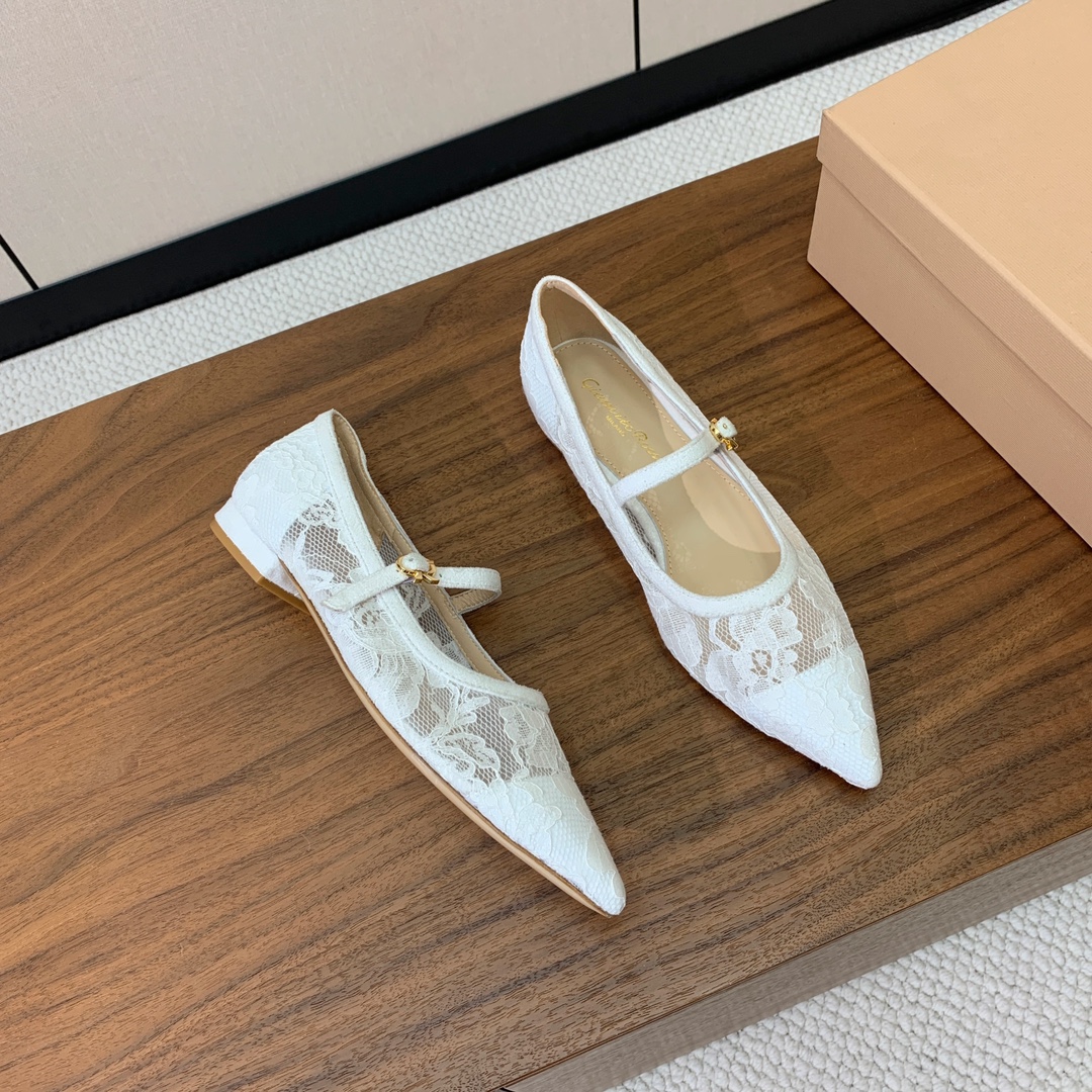 【Gianvit* Ross*】蕾丝平底单鞋。本季蕾丝搭配高跟也太美了吧。若隐若现的性感、真是绝绝子！鞋