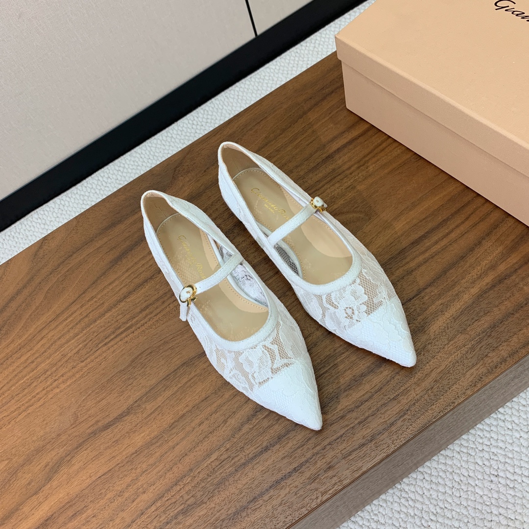 【Gianvit* Ross*】蕾丝平底单鞋。本季蕾丝搭配高跟也太美了吧。若隐若现的性感、真是绝绝子！鞋