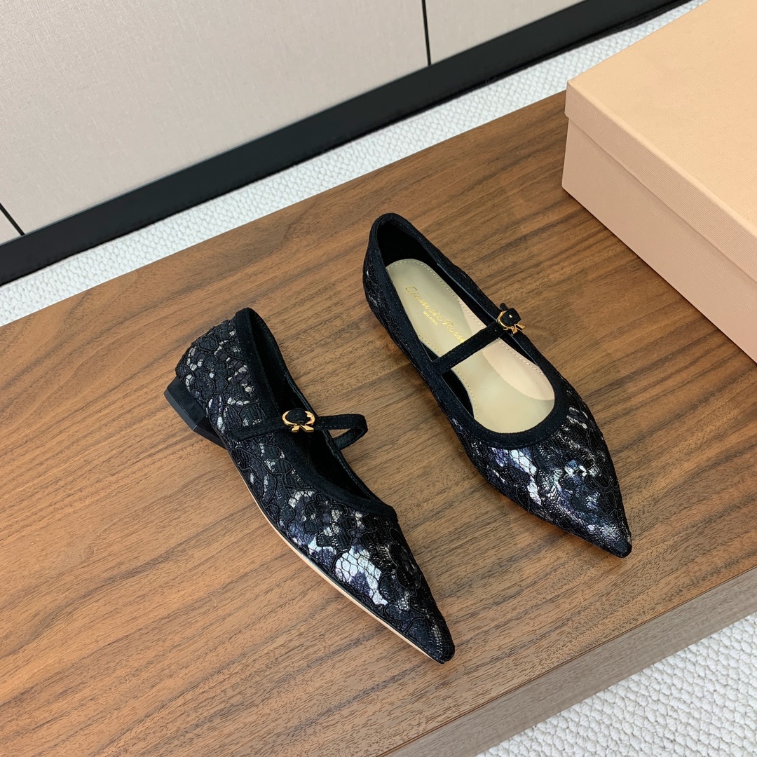 【Gianvit* Ross*】蕾丝平底单鞋。本季蕾丝搭配高跟也太美了吧。若隐若现的性感、真是绝绝子！鞋