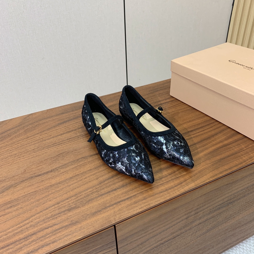 【Gianvit* Ross*】蕾丝平底单鞋。本季蕾丝搭配高跟也太美了吧。若隐若现的性感、真是绝绝子！鞋