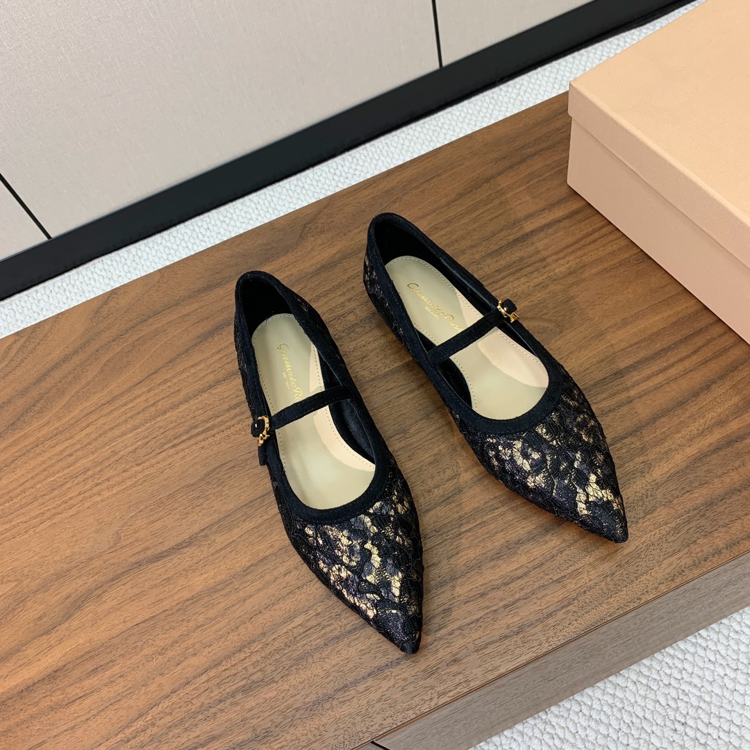 【Gianvit* Ross*】蕾丝平底单鞋。本季蕾丝搭配高跟也太美了吧。若隐若现的性感、真是绝绝子！鞋