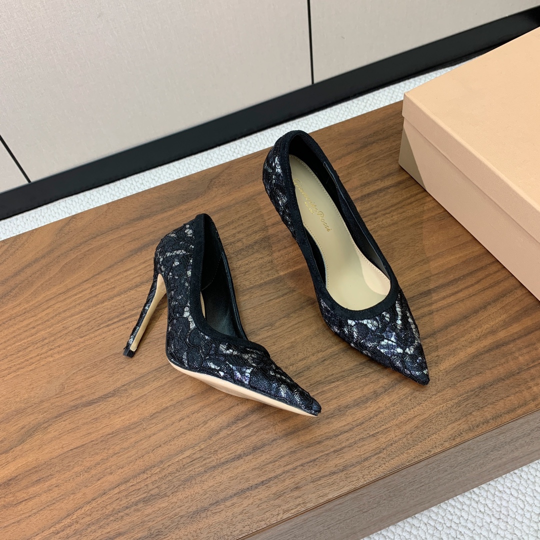 【Gianvit* Ross*】蕾丝高跟单鞋。本季蕾丝搭配高跟也太美了吧。若隐若现的性感、真是绝绝子！仙
