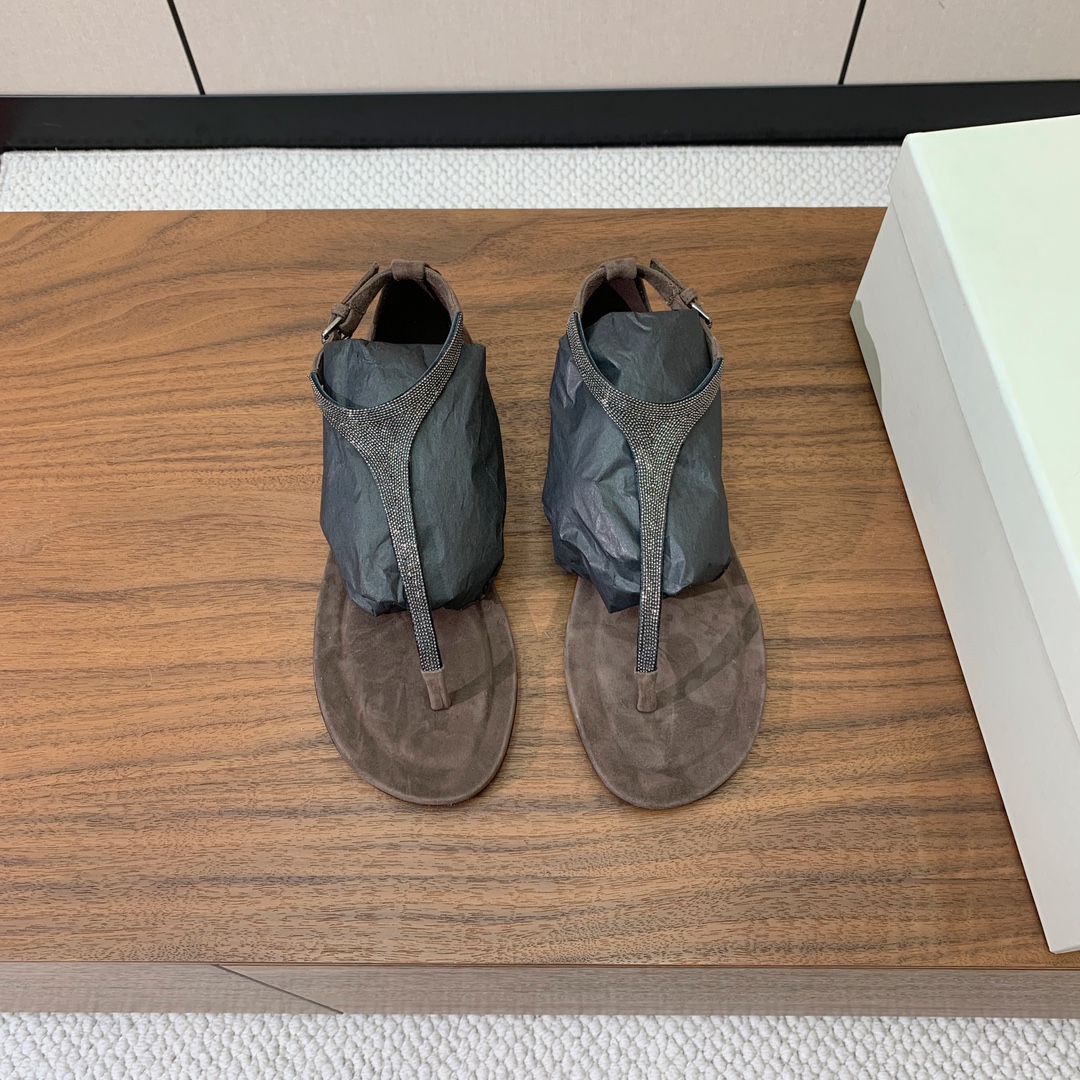 【BRUNELL* CUCINELL*】夹趾凉鞋。材质：羊京➕纯手工串联珠链配饰。真皮大底。
码数：35