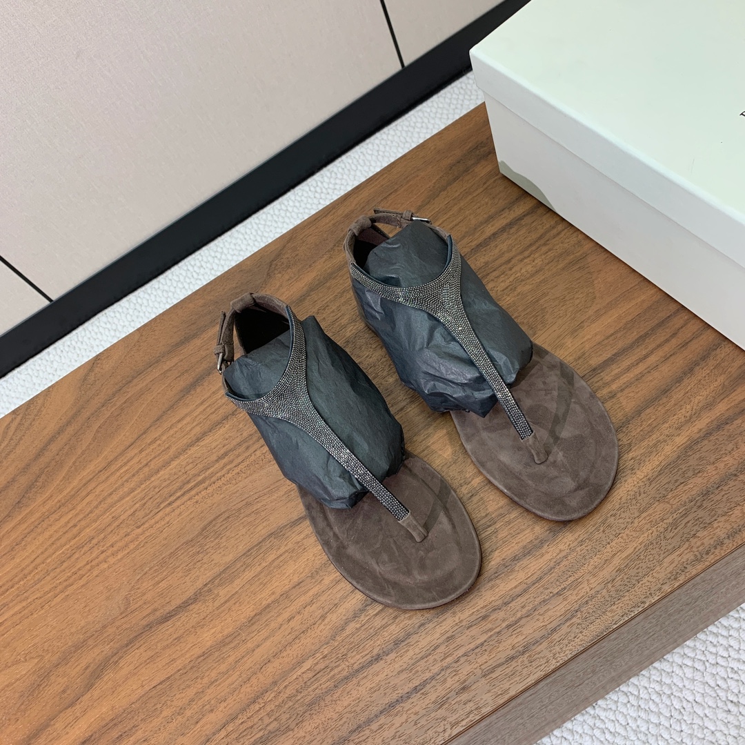 【BRUNELL* CUCINELL*】夹趾凉鞋。材质：羊京➕纯手工串联珠链配饰。真皮大底。
码数：35