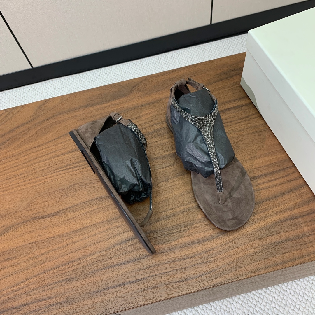 【BRUNELL* CUCINELL*】夹趾凉鞋。材质：羊京➕纯手工串联珠链配饰。真皮大底。
码数：35