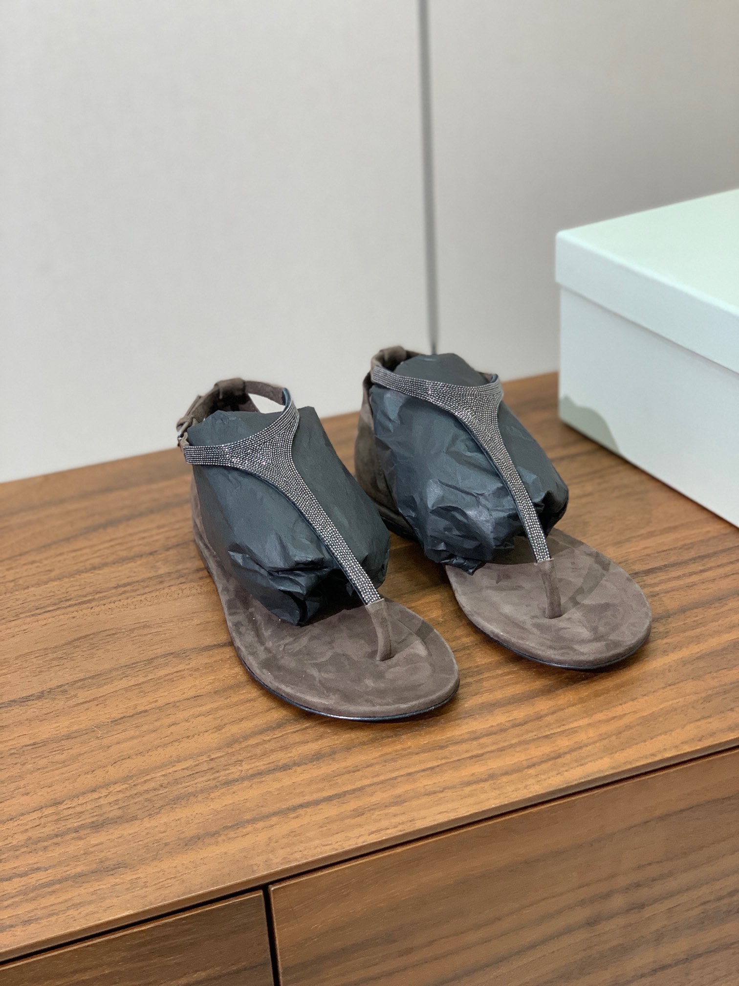 【BRUNELL* CUCINELL*】夹趾凉鞋。材质：羊京➕纯手工串联珠链配饰。真皮大底。
码数：35