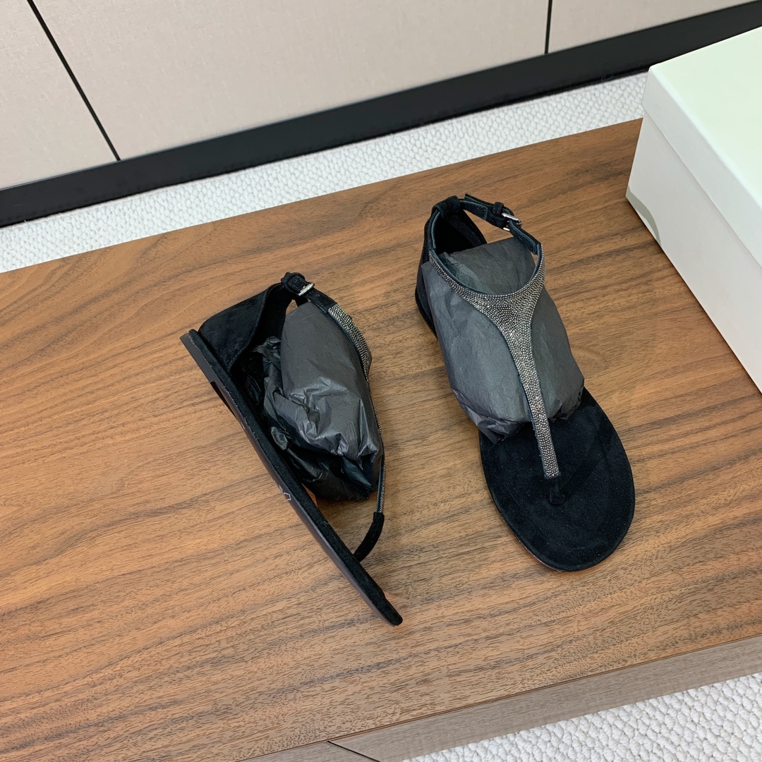 【BRUNELL* CUCINELL*】夹趾凉鞋。材质：羊京➕纯手工串联珠链配饰。真皮大底。
码数：35