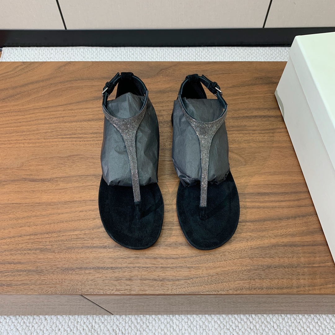 【BRUNELL* CUCINELL*】夹趾凉鞋。材质：羊京➕纯手工串联珠链配饰。真皮大底。
码数：35