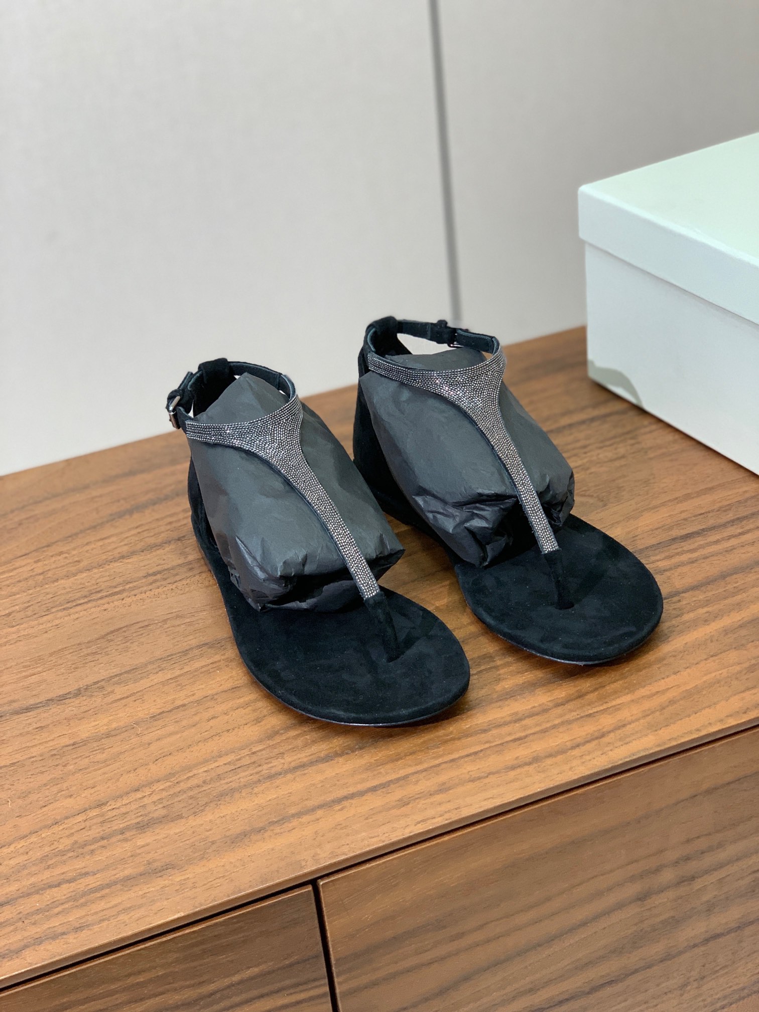 【BRUNELL* CUCINELL*】夹趾凉鞋。材质：羊京➕纯手工串联珠链配饰。真皮大底。
码数：35