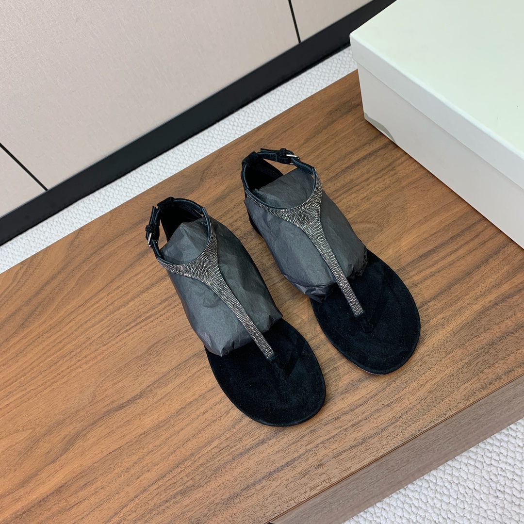 【BRUNELL* CUCINELL*】夹趾凉鞋。材质：羊京➕纯手工串联珠链配饰。真皮大底。
码数：35