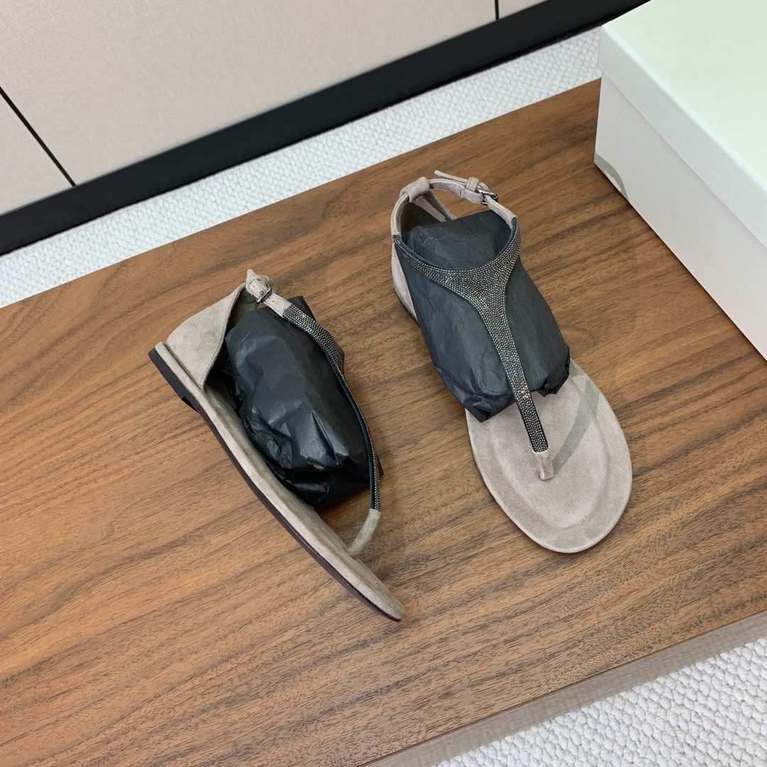 【BRUNELL* CUCINELL*】夹趾凉鞋。材质：羊京➕纯手工串联珠链配饰。真皮大底。
码数：35