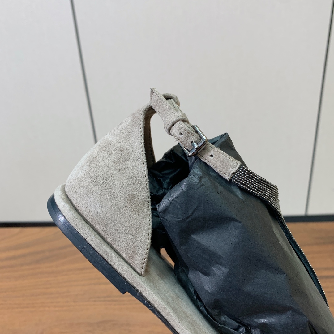 【BRUNELL* CUCINELL*】夹趾凉鞋。材质：羊京➕纯手工串联珠链配饰。真皮大底。
码数：35