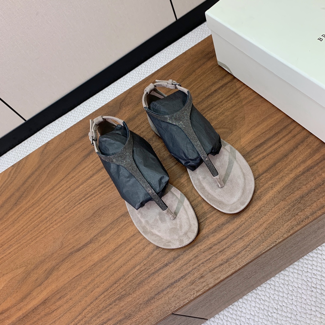 【BRUNELL* CUCINELL*】夹趾凉鞋。材质：羊京➕纯手工串联珠链配饰。真皮大底。
码数：35