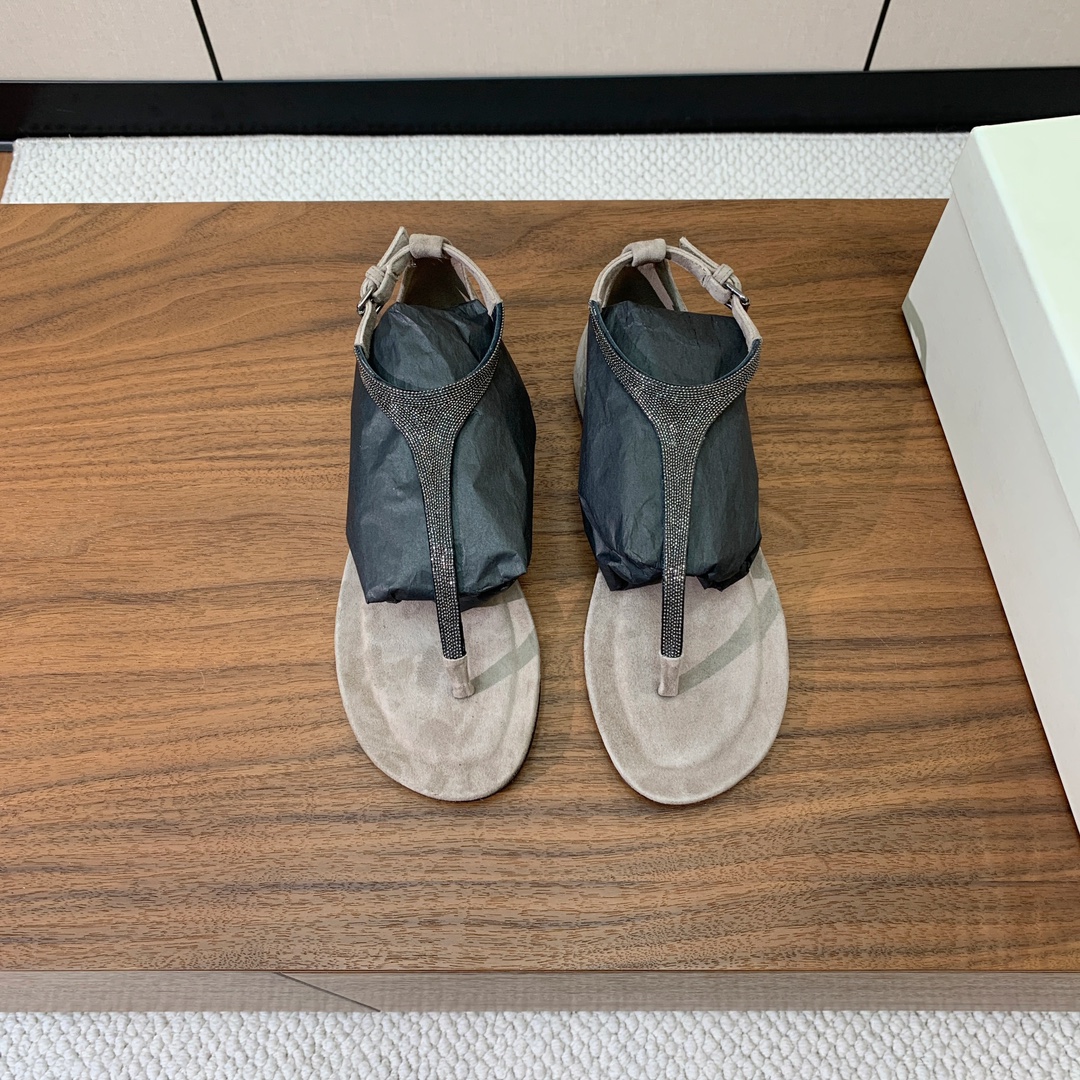 【BRUNELL* CUCINELL*】夹趾凉鞋。材质：羊京➕纯手工串联珠链配饰。真皮大底。
码数：35