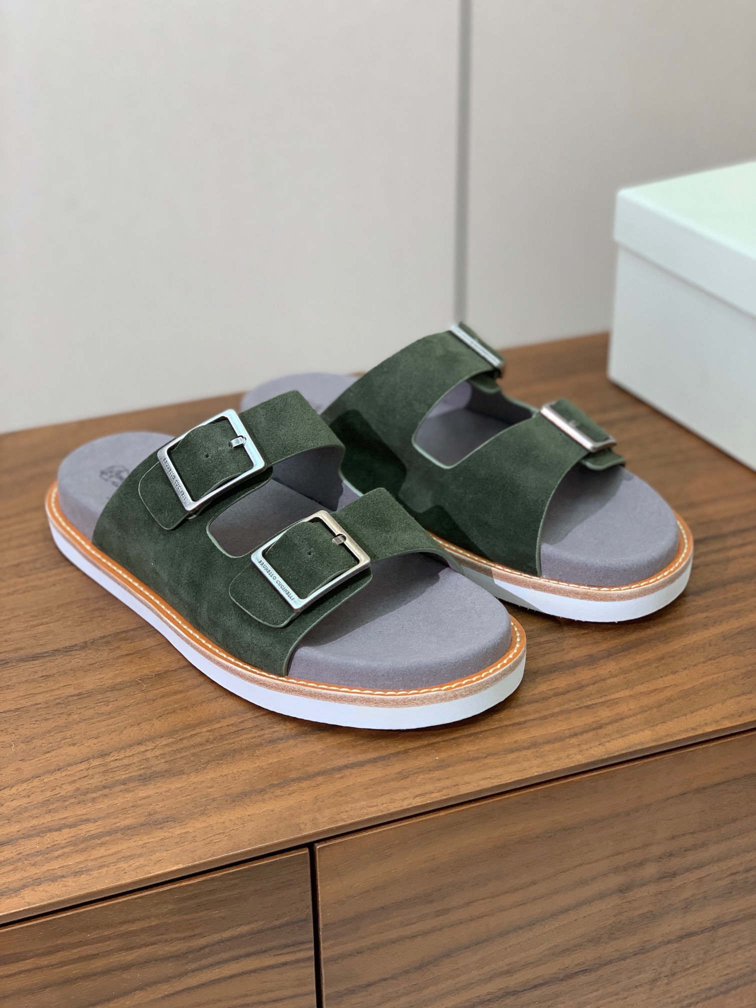 【BRUNELL* CUCINELL*】情侣款拖鞋。鞋面进口环保牛绒，定制橡胶大底。真皮沿条。
码数：女