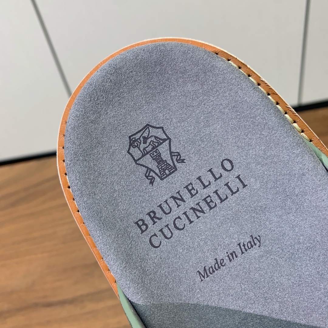 【BRUNELL* CUCINELL*】情侣款拖鞋。鞋面进口环保牛绒，定制橡胶大底。真皮沿条。
码数：女